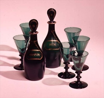 Set med sex glas och karaffer för rom och konjak, sent 1800-tal (grönt glas) av English School
