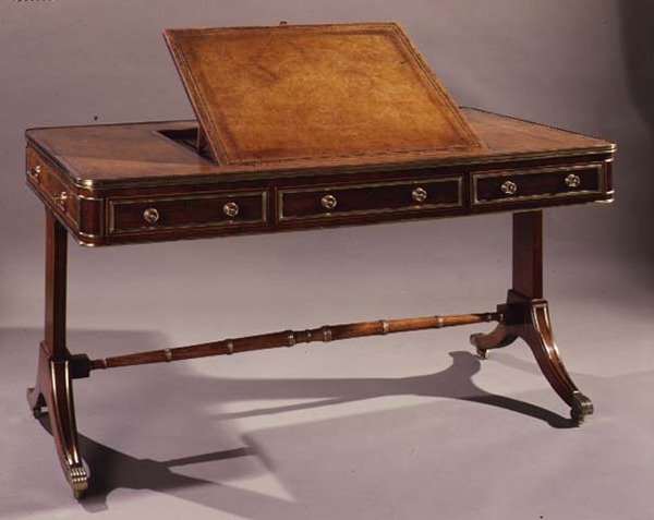 Sidobord med skalskärning på knäna, ca 1715 (valnöt) av English School