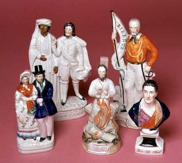 Staffordshire-figurer av Sir Robert Peel, ärkebiskop Cranmer, Othello och Iago, drottning Victoria och prins Albert samt Liberty. av English School