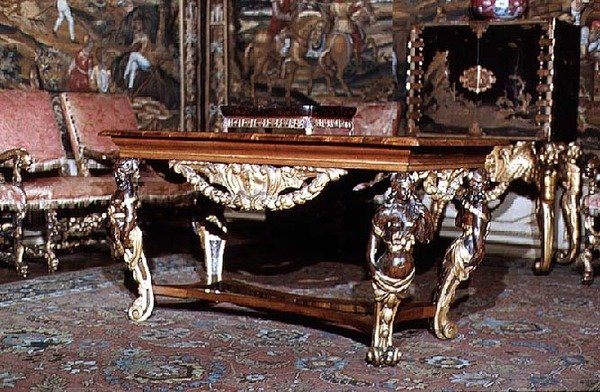 Bord med omsorgsfullt snidade ben, ca 1675 (valnöt och furu) av English School