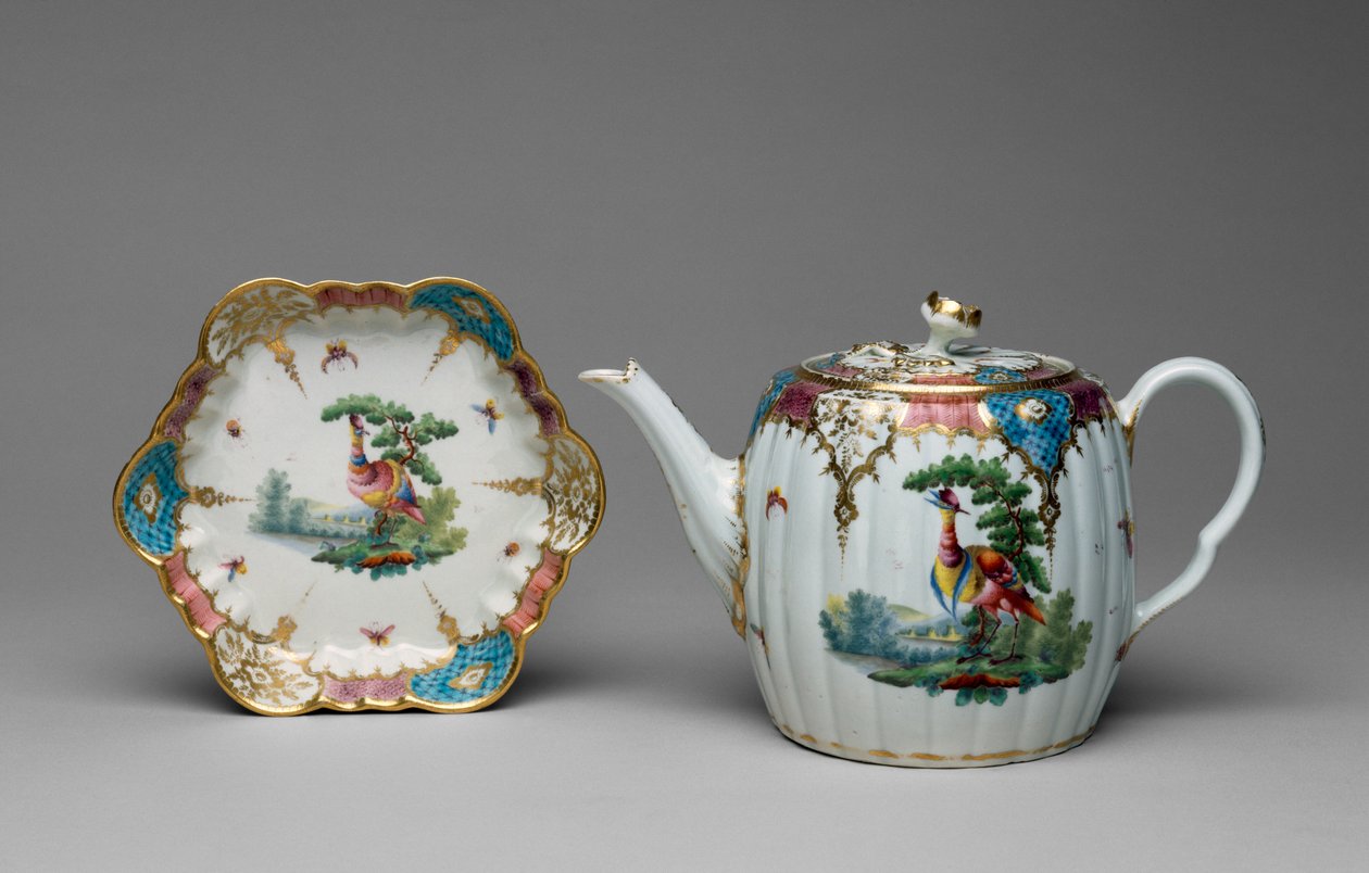 Tekanna och överdrag och ställ, Worcester Porslin, 1775 (mjukt klistrat porslin) av English School