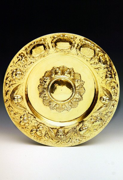 The Caroline Alms Dish, tillverkad i London, 1665-1666 (förgylld silver) (se även 98506 och 355591) av English School