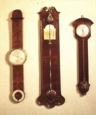 Tre barometrar: till vänster: mahogny, Chippendale-stil, i mitten: Chippendale med snäckmotiv; till höger: av jävla idegran, av John Halifax från Barnsley, 1720. av English School