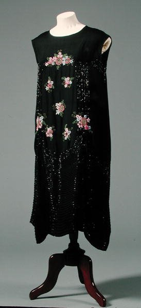 Damklänning med blommönster, ca 1925-27 (konstsilke) av English School