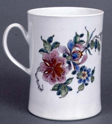 Worcester tankard av cylindrisk form dekorerad med en spray av stiliserad prunus i famille rose palett, c.1750-55 (keramik) av English School
