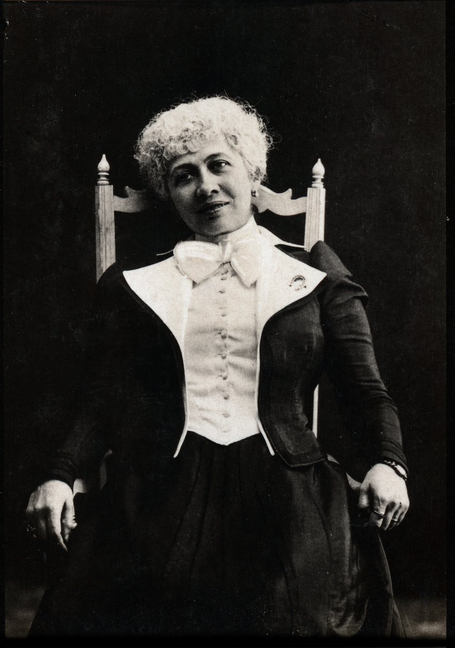 Porträtt av Severine (1855-1929), fransk socialist, journalist, författare och feminist. av French Photographer