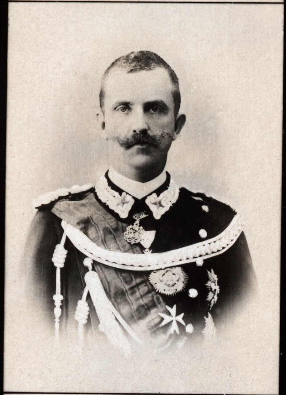 Porträtt av Victor Emmanuel III av Italien (1869-1947), kung av Italien. av French Photographer