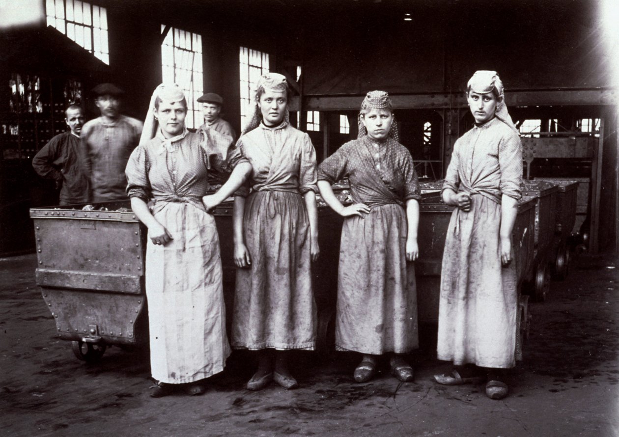 Porträtt av fyra unga kvinnliga arbetare, anställda för att klassificera kol vid gruvanläggningen i Leus, Frankrike, 1896 av French Photographer