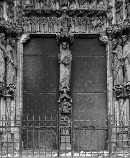 Beau Christ-figur på södra portalens trumeau, ca 1145-50 av French School