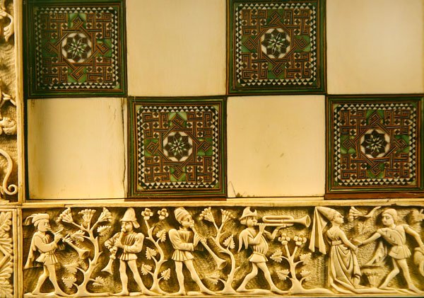 Kant till ett schackbräde föreställande musiker i en trädgård, 1415 av French School