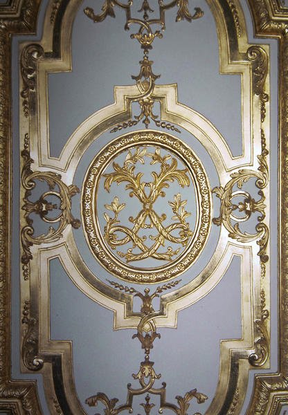 Interlaced Monogram av Ludvig XIV från insidan av luckan i Kings Bedroom, c.1701 (förgyllt trä) av French School
