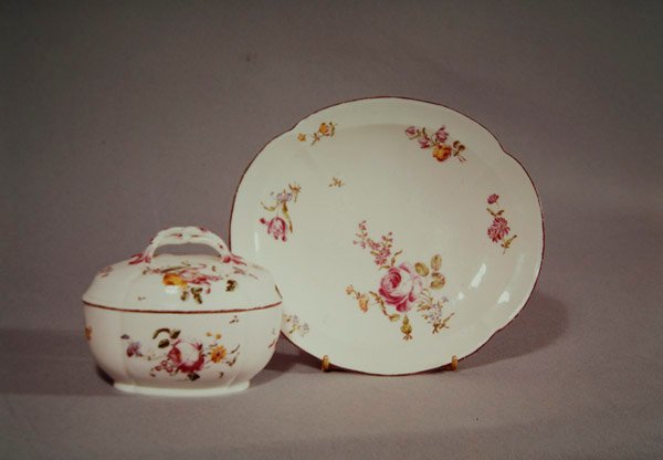 Mennecy sockerskål med sin quatrefoil-formade laddare, dekorerad med en flerfärgad blomdesign (porslin) av French School