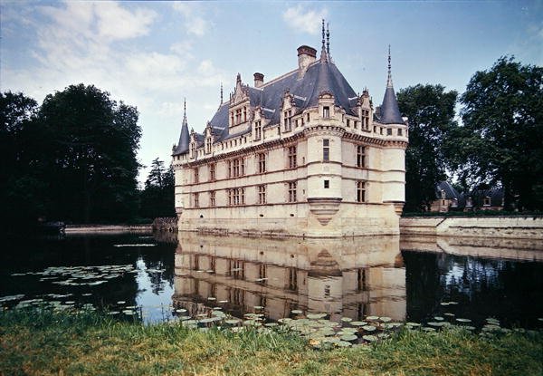 Utsikt över Chateau dAzay-le-Rideau, byggt för Gilles Berthelot, 1518-27 av French School