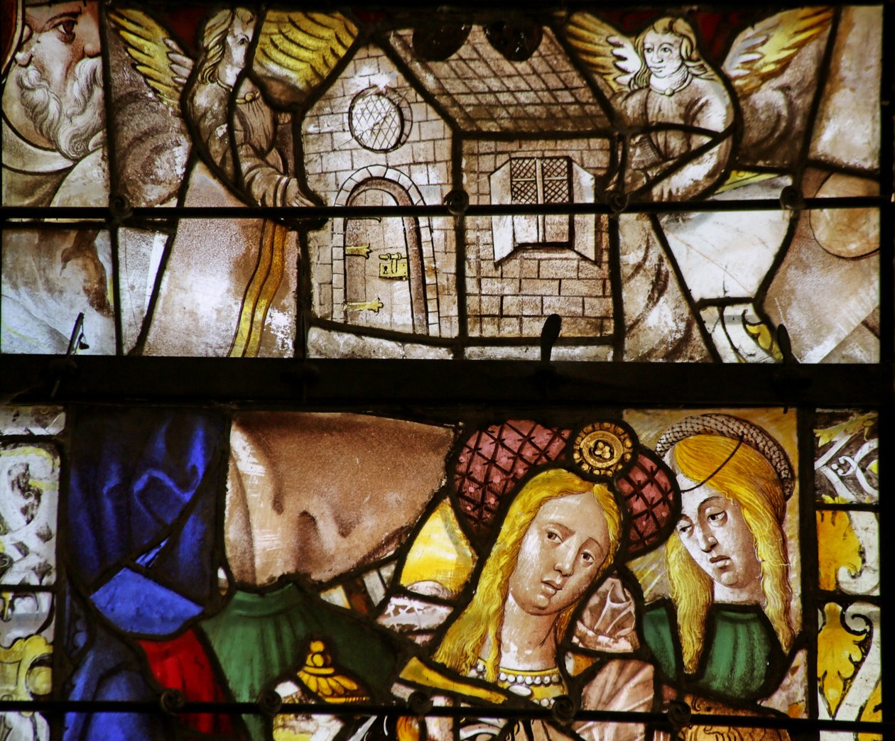 Fönster som visar Maria Magdalena (fragmentarisk) och La Maison de Lorette transporterade av änglar av French School