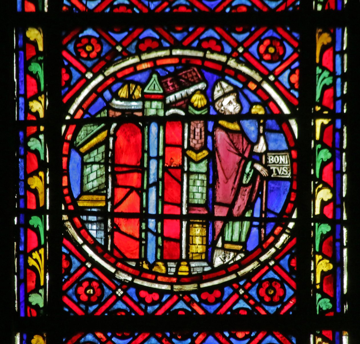 Fönster som visar scen från Saint Bonnets liv: Saint Bonnet lämnar Clermont Ferrand av French School