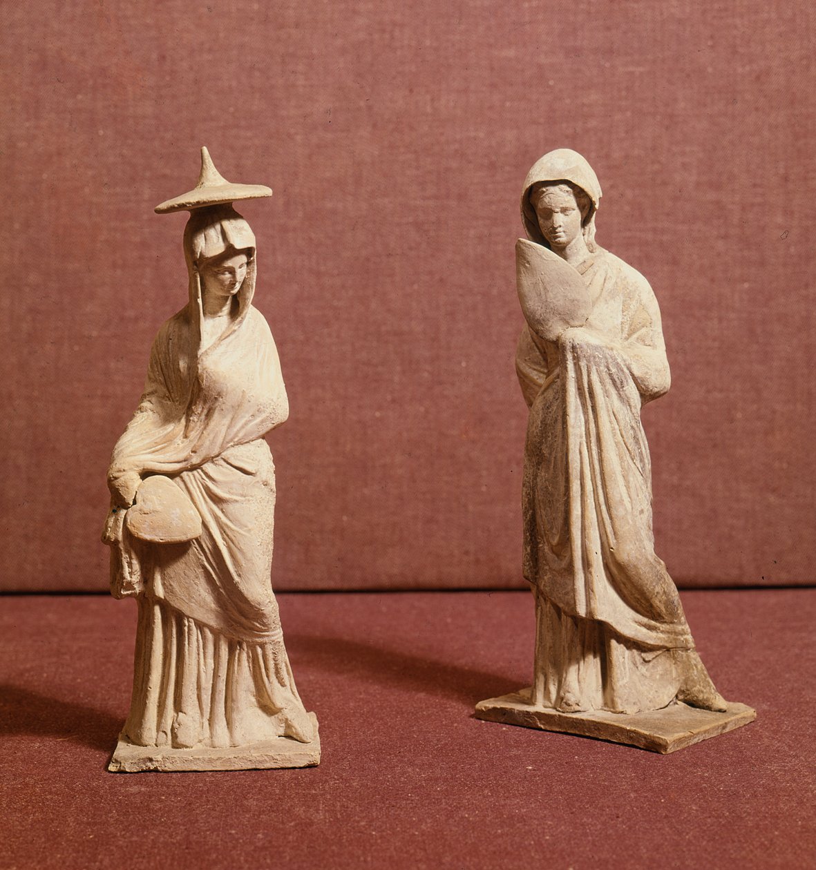 Två statyer av stående kvinnor, från Tanagra, c.350 f.Kr av Greek School