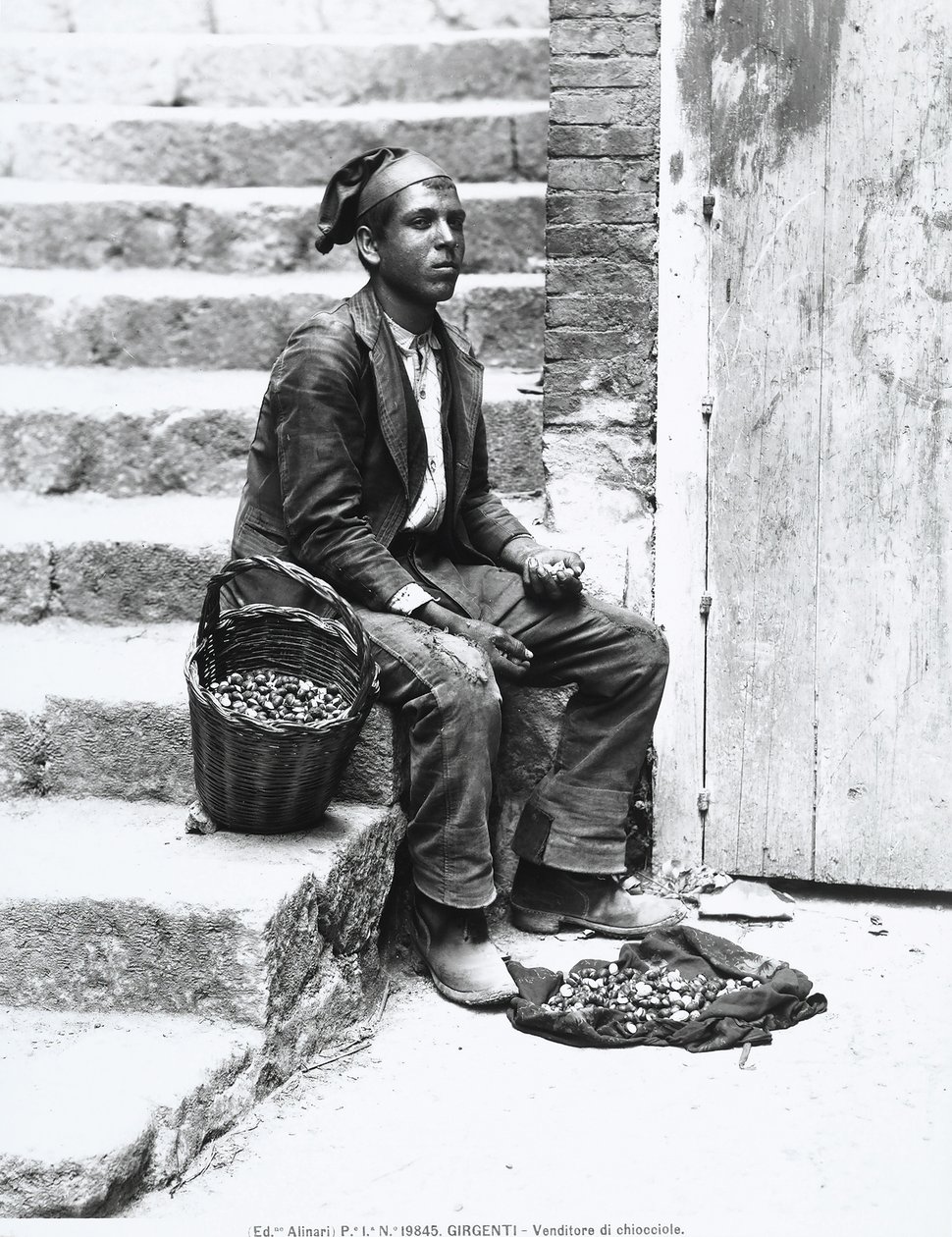 Sjösnigelförsäljare i traditionell klädsel, i Girgenti, ca 1920 av Italian Photographer