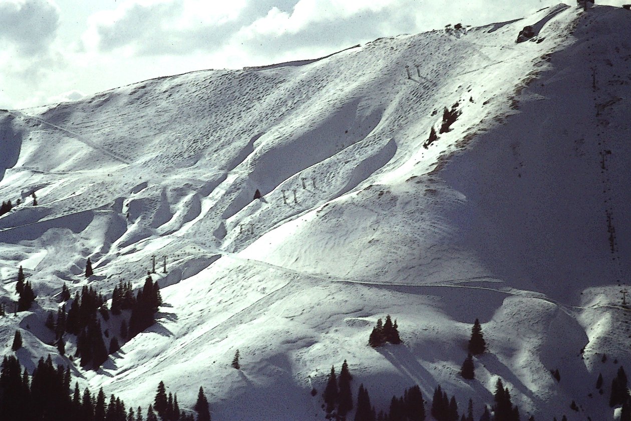 Snöig sluttning av Detlef B. Fischer