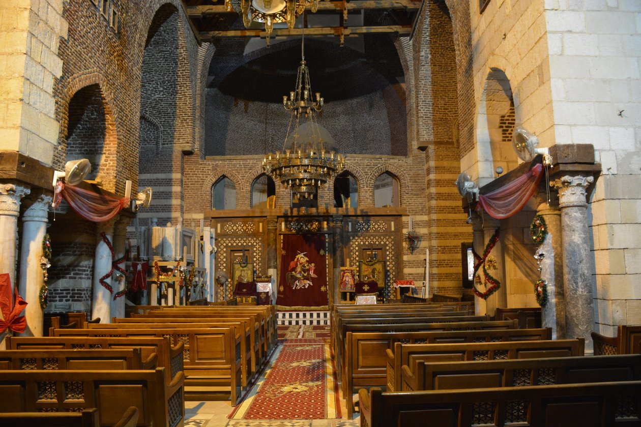 Interiören i Sankt Mercurius-kyrkan i Abu Sefein i Gamla Kairo, en historisk koptisk-ortodox kyrka med ikoner och en ikonostas i trä. av Albert Mansour