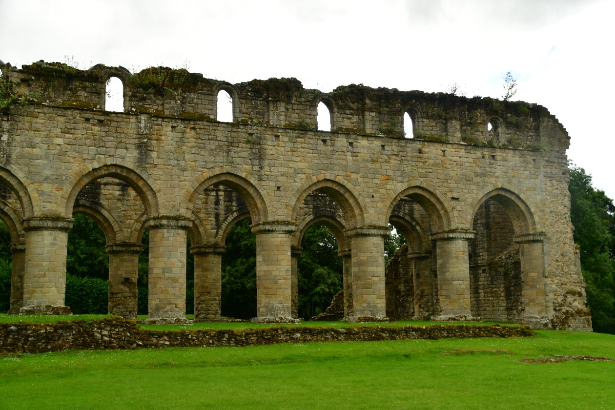Buildwas Abbey, ett medeltida cistercienserkloster i Shropshire, England. av Albert Mansour