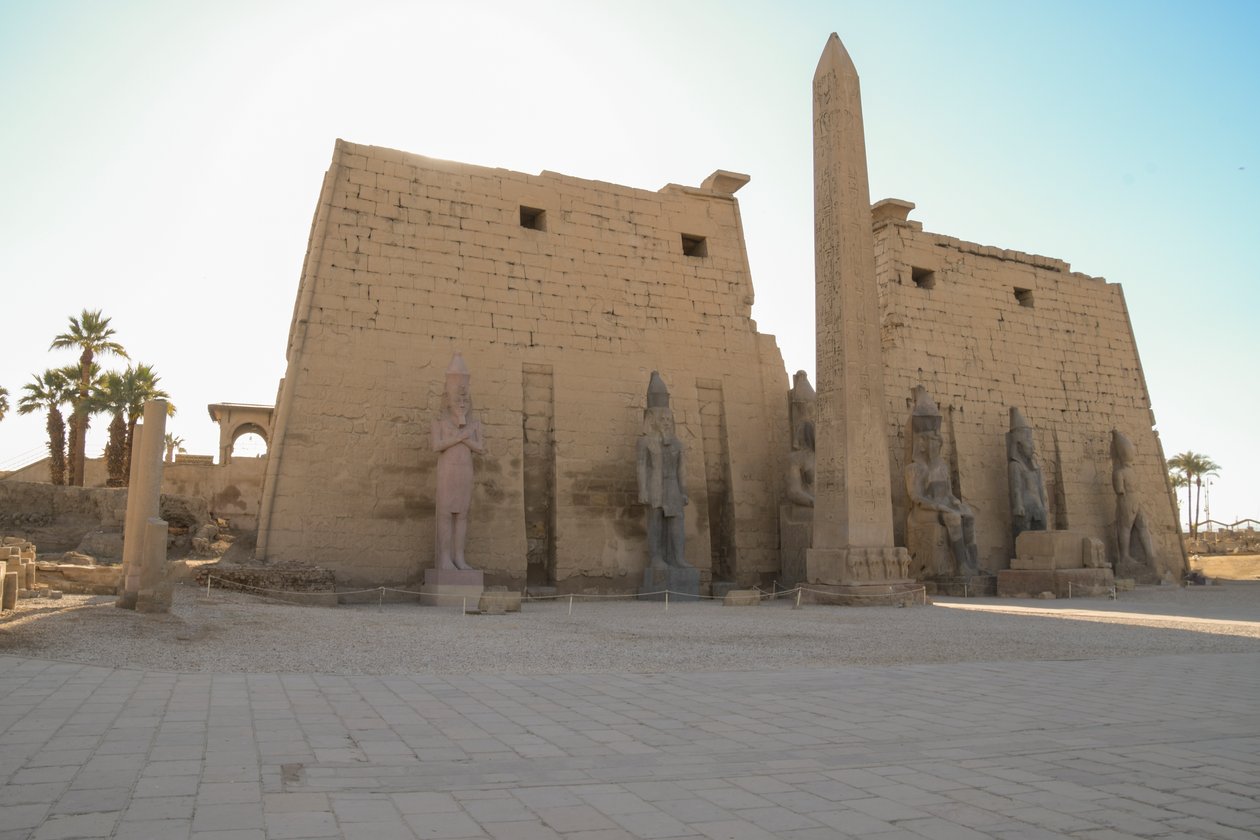 Luxortemplet, forntida egyptisk arkitektur i Luxor av Albert Mansour