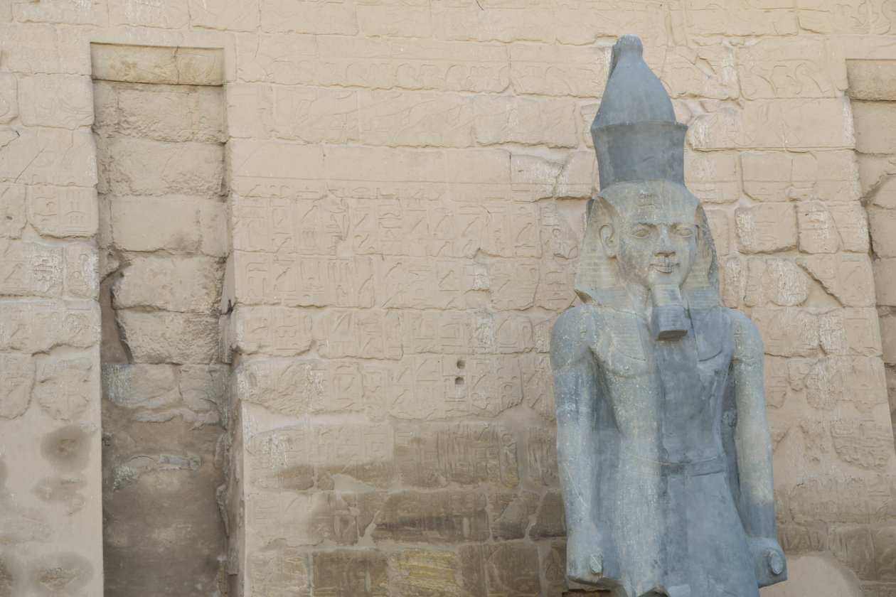 Luxortemplet, forntida egyptisk arkitektur i Luxor av Albert Mansour