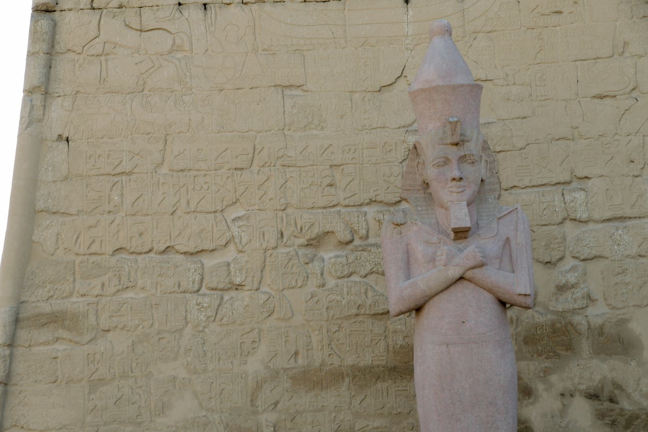 Luxortemplet, forntida egyptisk arkitektur i Luxor av Albert Mansour
