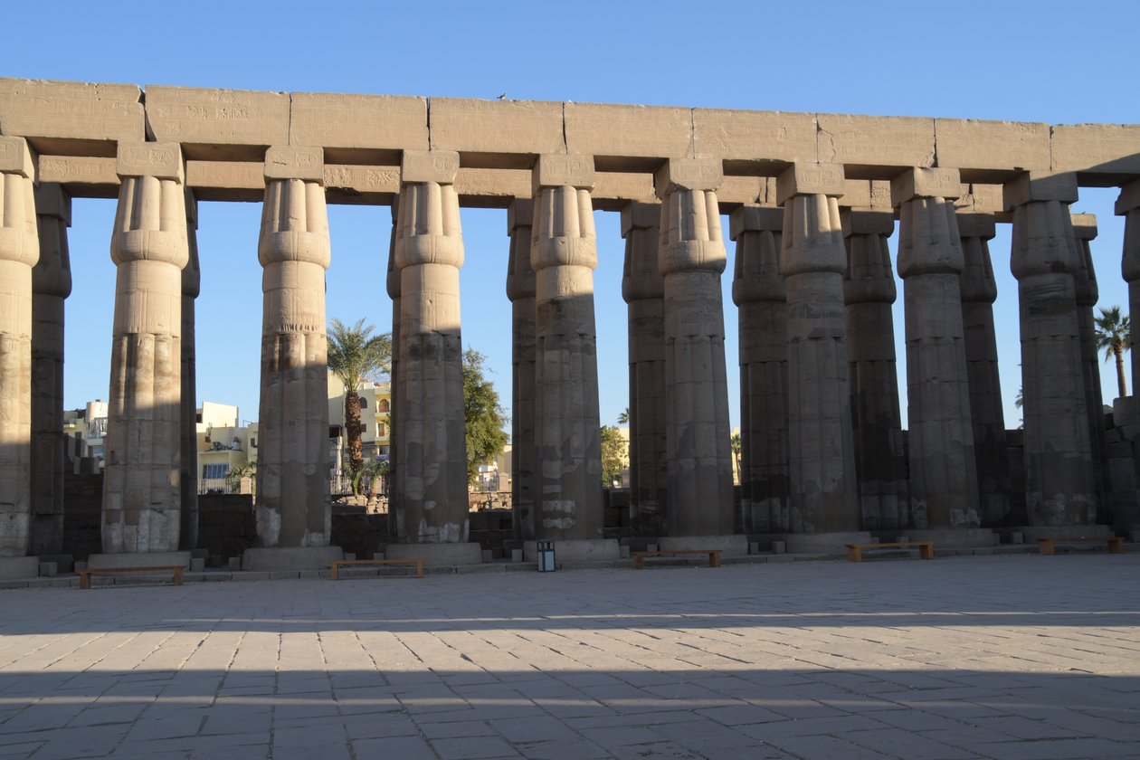 Luxortemplet, forntida egyptisk arkitektur i Luxor av Albert Mansour