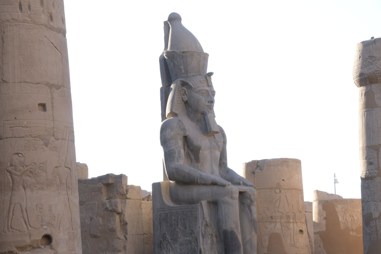 Luxortemplet, forntida egyptisk arkitektur i Luxor av Albert Mansour