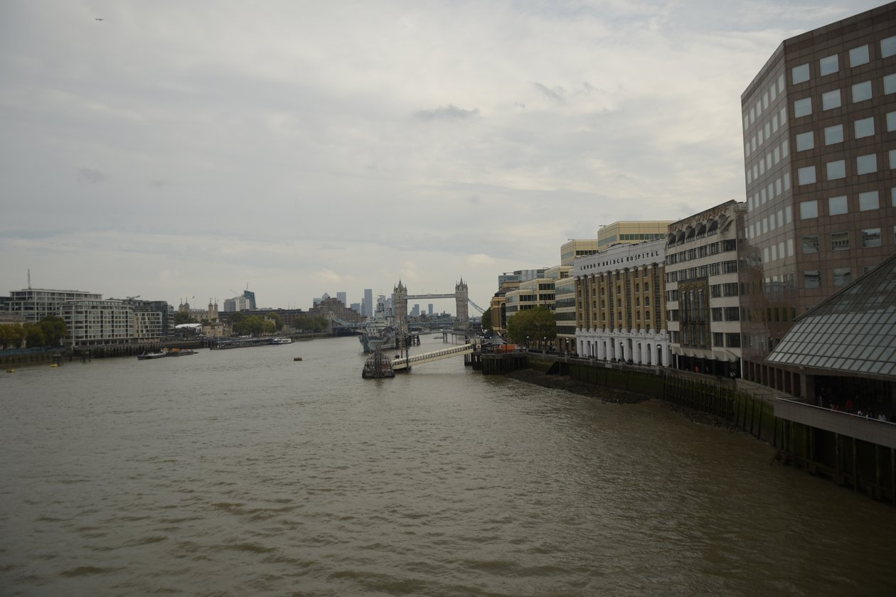 London Bridge över Themsen i hjärtat av London av Albert Mansour
