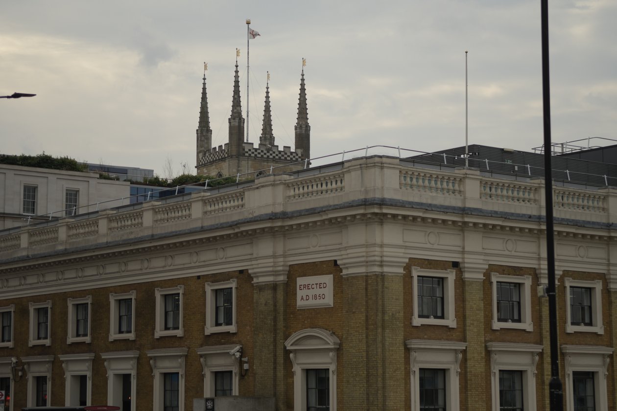 London Bridge över Themsen i hjärtat av London av Albert Mansour