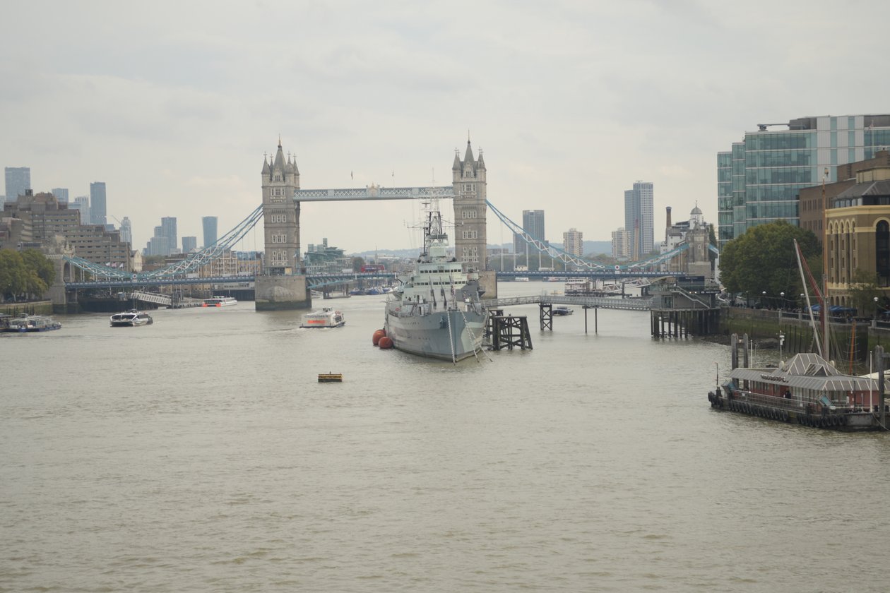 London Bridge över Themsen i hjärtat av London av Albert Mansour