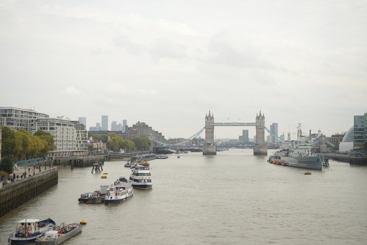 London Bridge över Themsen i hjärtat av London av Albert Mansour