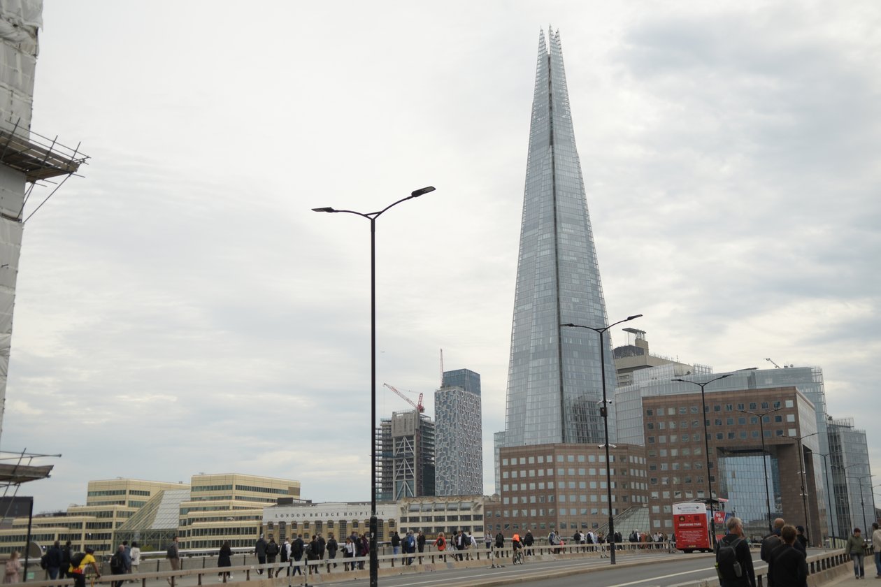 London Bridge över Themsen i hjärtat av London av Albert Mansour
