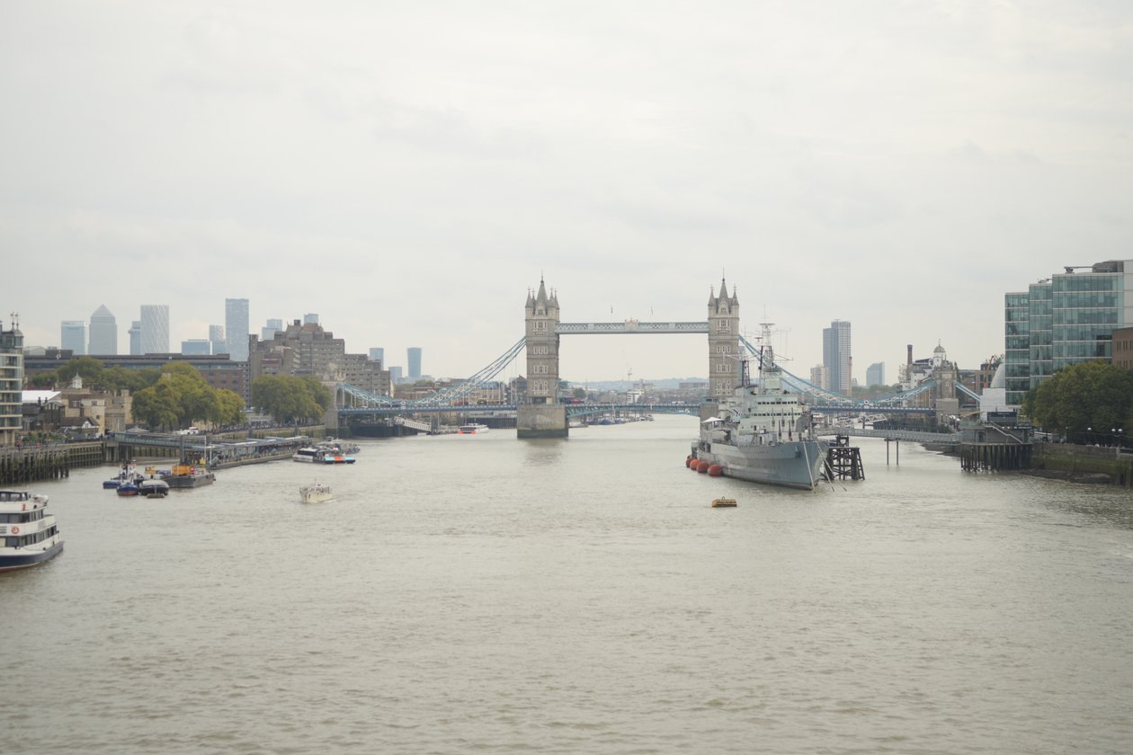 London Bridge över Themsen i hjärtat av London av Albert Mansour