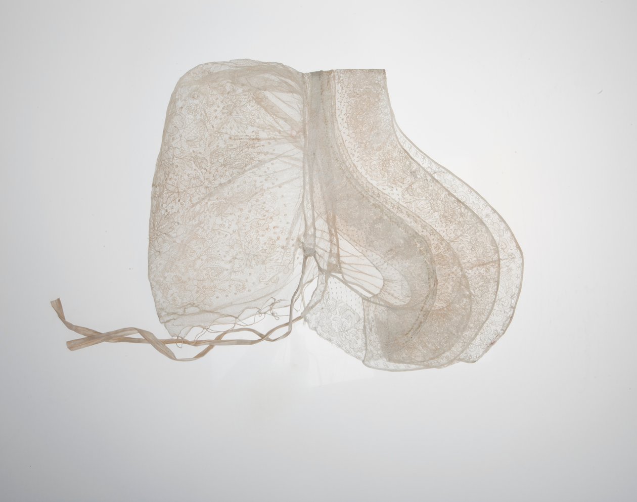 Wedding Bonnet of Miss A. Pillsbury. av A. A. Pillsbury