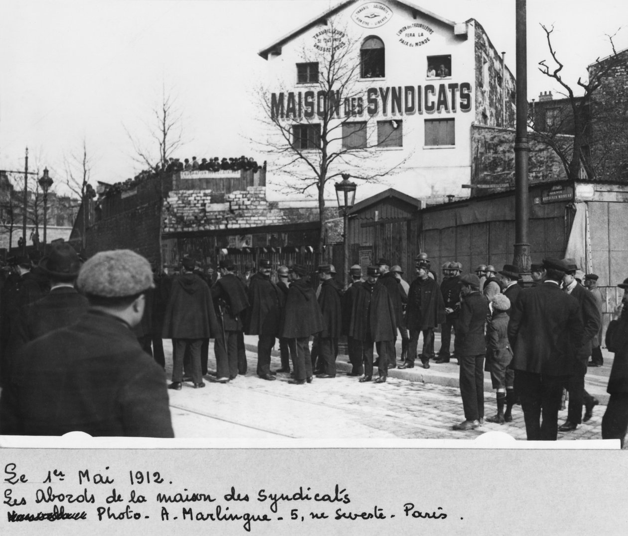 Omgivningen av Maison des Syndicats, Paris, 1 maj 1912 (bw foto) av A. Marlingue