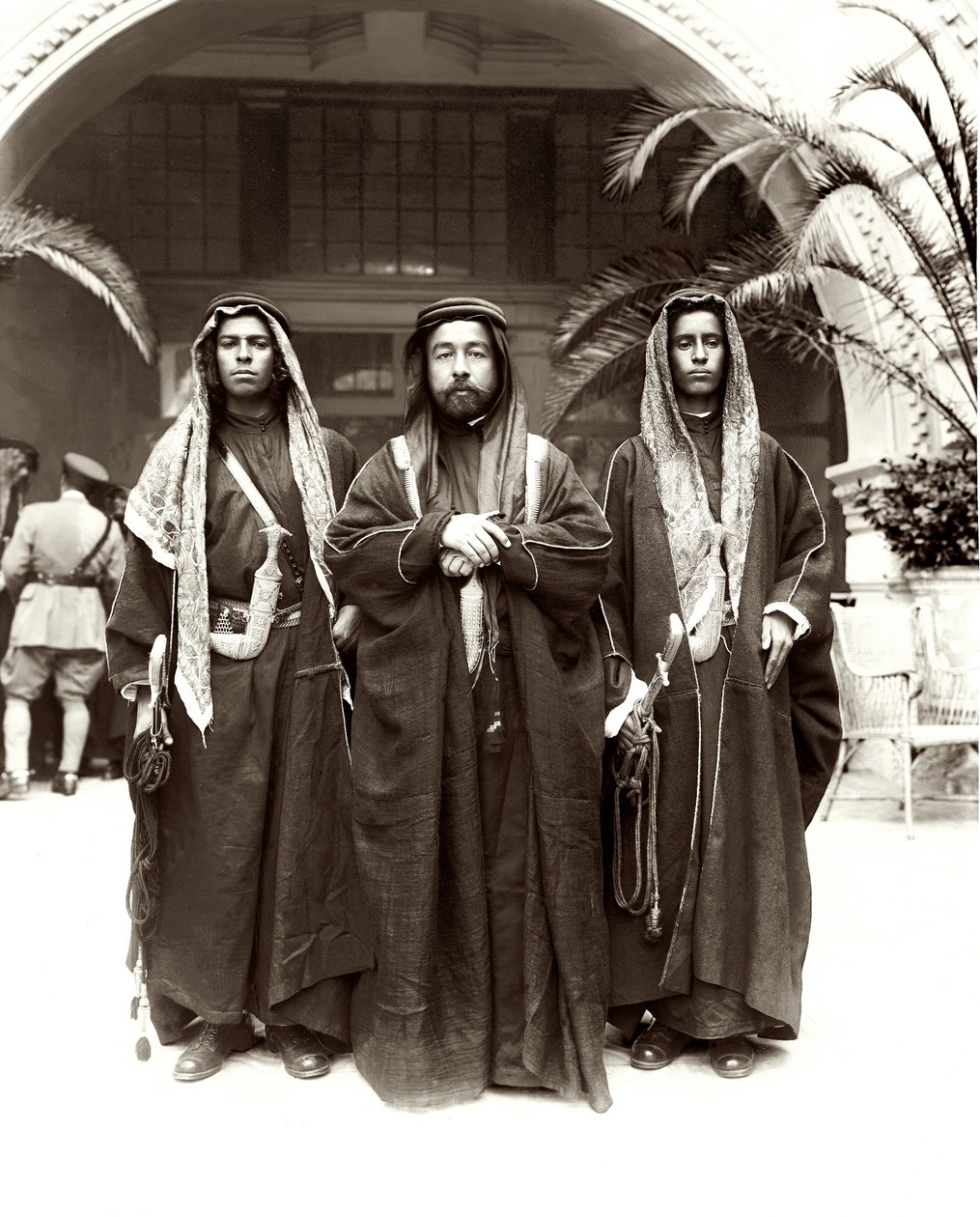 Sherif Abdullah (i mitten) med shejk Jwayber el-Otaiby (till höger) från Otaibeh-stammen 1921. av A. Reid