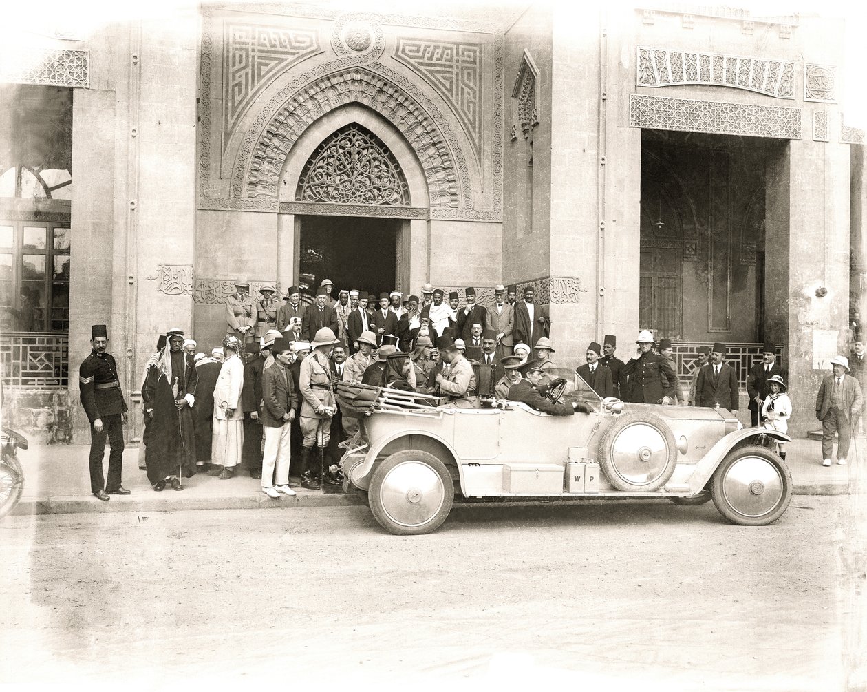 Sherif Abdullah anländer till Rifai-moskén i Kairo i början av 1914. av A. Reid