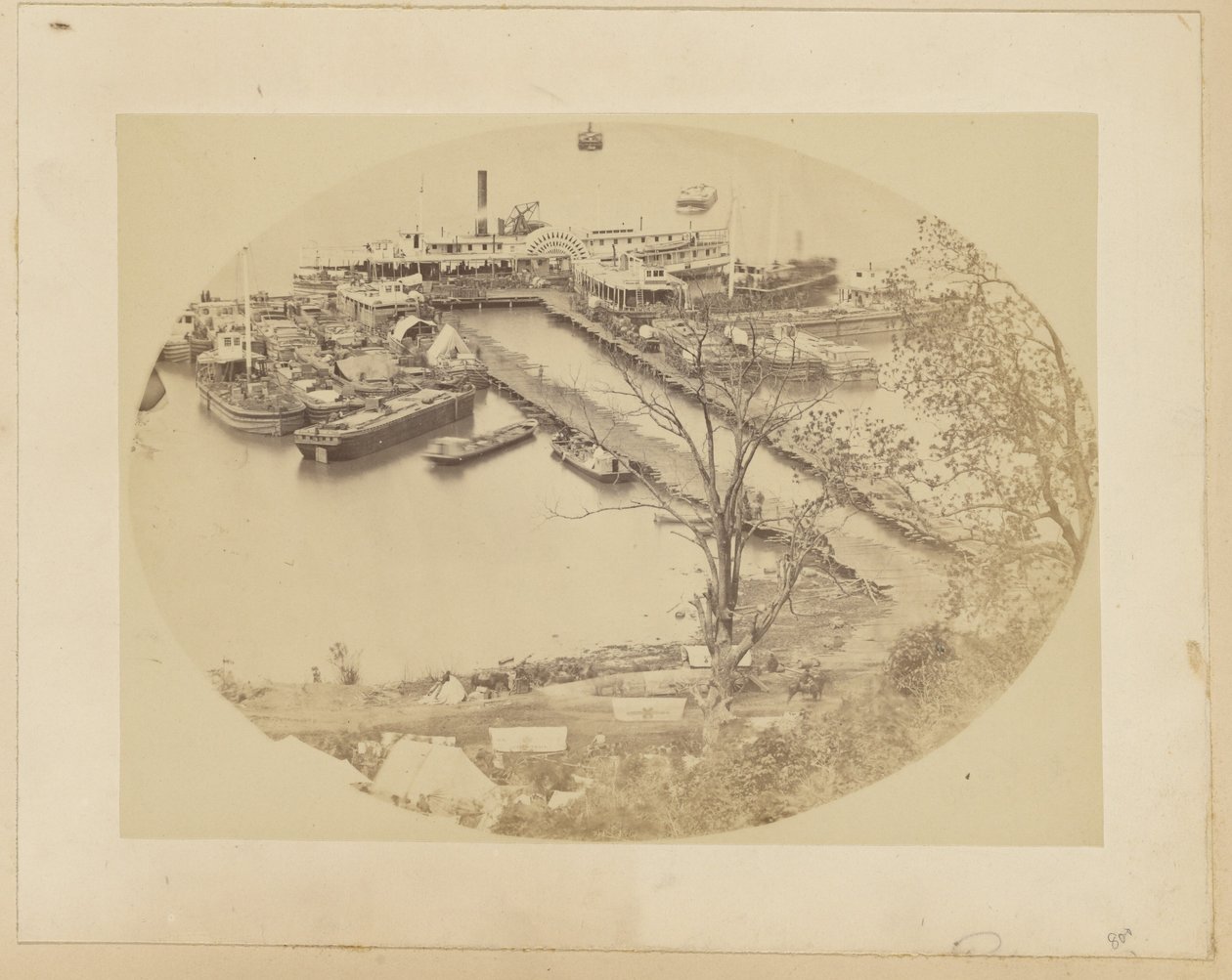 [Nedre kajen, Belle Plain, USMRR:s byggnadskår] [16 maj 1864]. av A.J. Russell