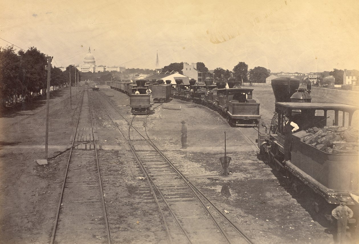 Nr 189. Maryland Avenue Depot, Washington, D.C., med motorer som skickats från Alexandria för säkerhets skull. av A.J. Russell