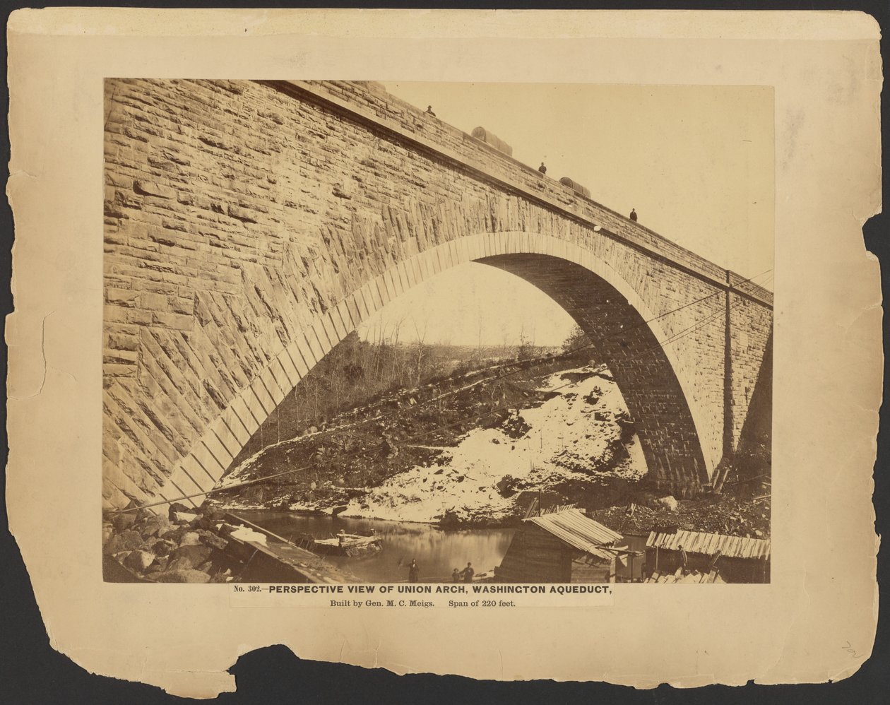 Nr 302. Perspektivvy Union Arch, Washington Aqueduct Byggd av General M.C. Meigs, spännvidd 220 fot. [Mars 1864]. av A.J. Russell