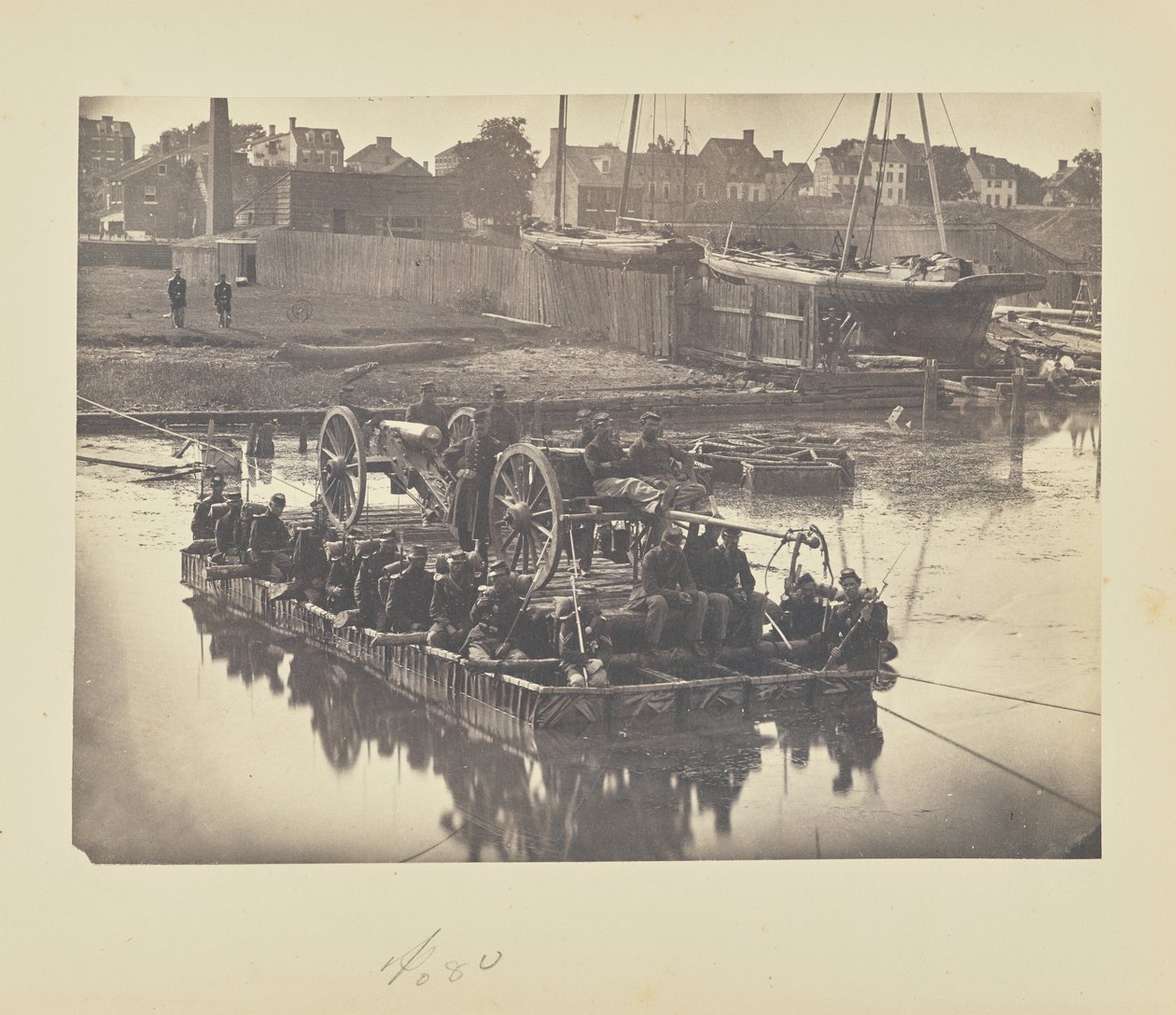 [Flotte med filtbåtar som transporterar fältartilleri och män över Potomacfloden] av A.J. Russell