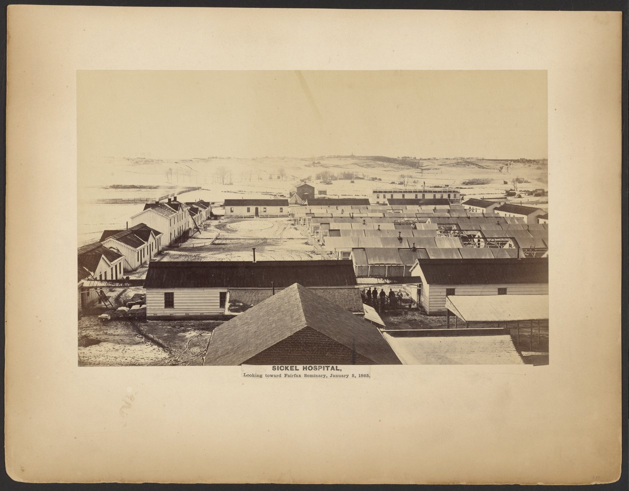 Sickel Hospital, vy mot Fairfax Seminary, 5 januari 1864. av A.J. Russell