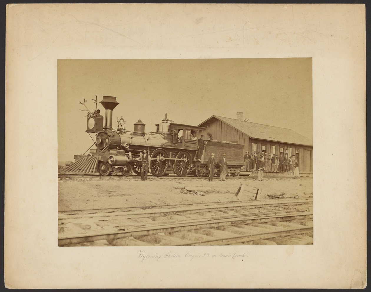 Wyoming Station Engine 23 på huvudspåret [Wyoming]. av A.J. Russell