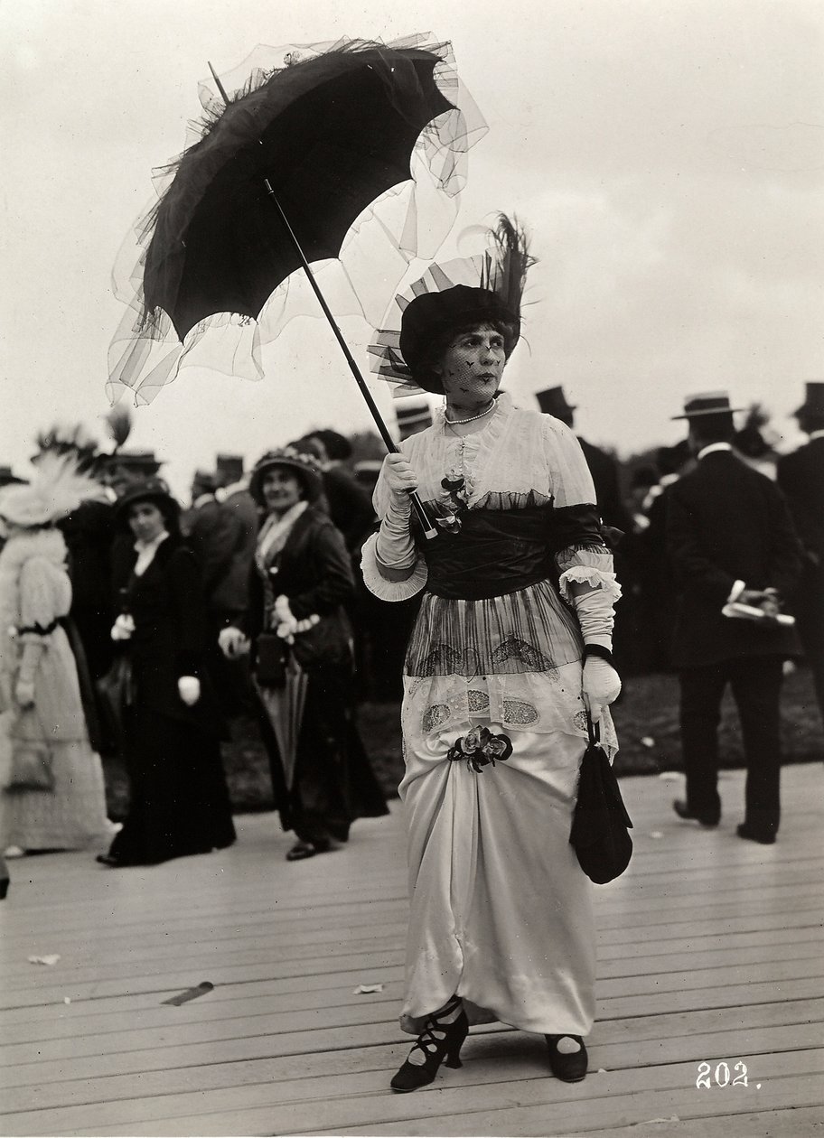 Mode på loppen: en kvinnlig åskådare på Journée des drags, Auteuil, Frankrike (silvertryck av gelatin) av A. Calavas