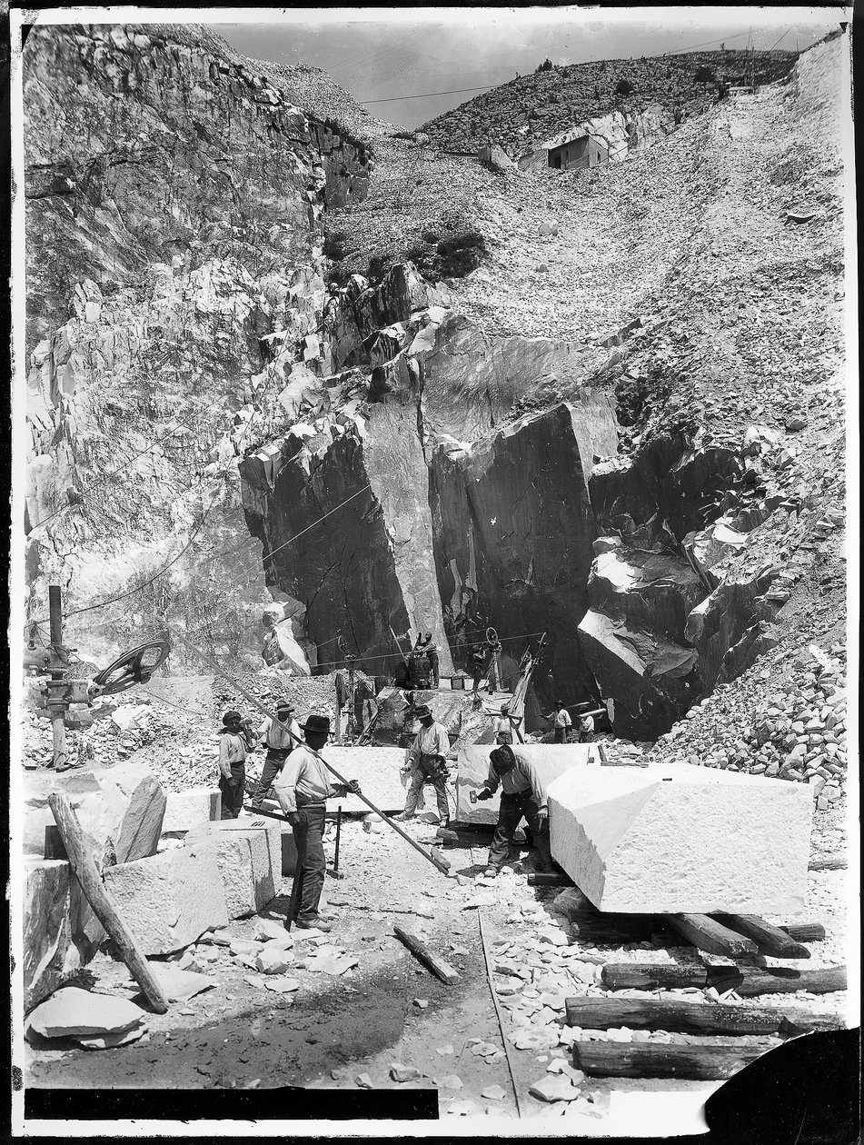 Alpi Apuane (Carrara). Stenbrottsmän och block av marmor som kvadrerar (s/v foto) av A. Corsini