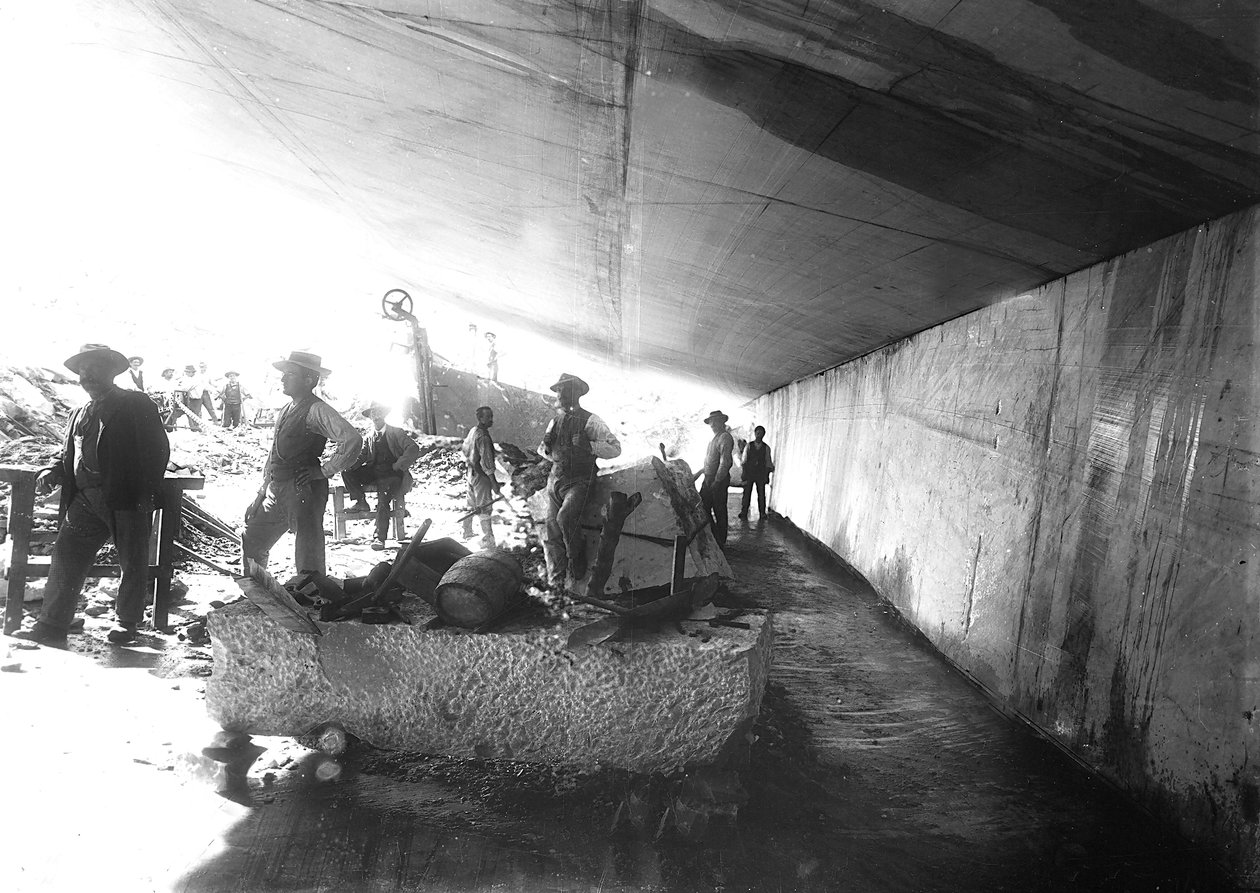 Grävmaskiner under murarna av marmor i ett stenbrott i Apuan Alperna (s/v foto) av A. Corsini