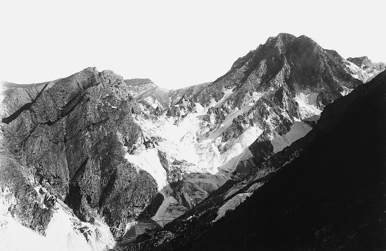 Marmorbrottet Fantiscritti i Apuanska alperna, i Toscana, sett från Belgien (s/v foto) av A. Corsini