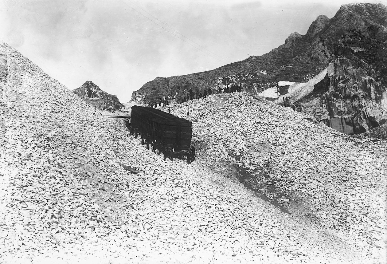 Transport av en enorm konvoj innehållande marmor, längs en väg nära ett stenbrott i Apuanska Alperna, Toscana (s/v foto) av A. Corsini